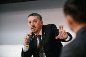 Education Minister Proposes Consultations and an "Anti-Fake News Button”